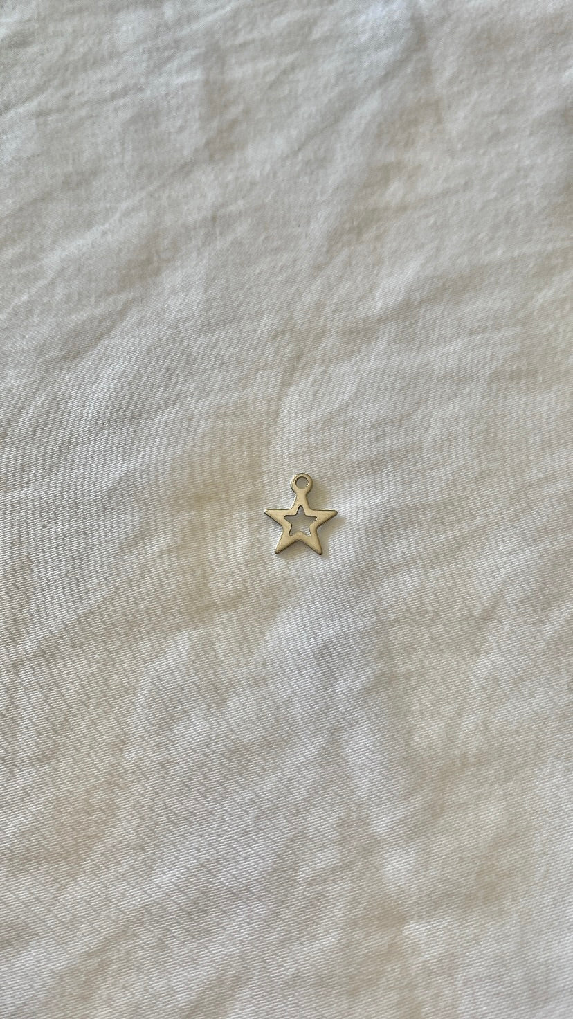 charm étoile perforée argenté