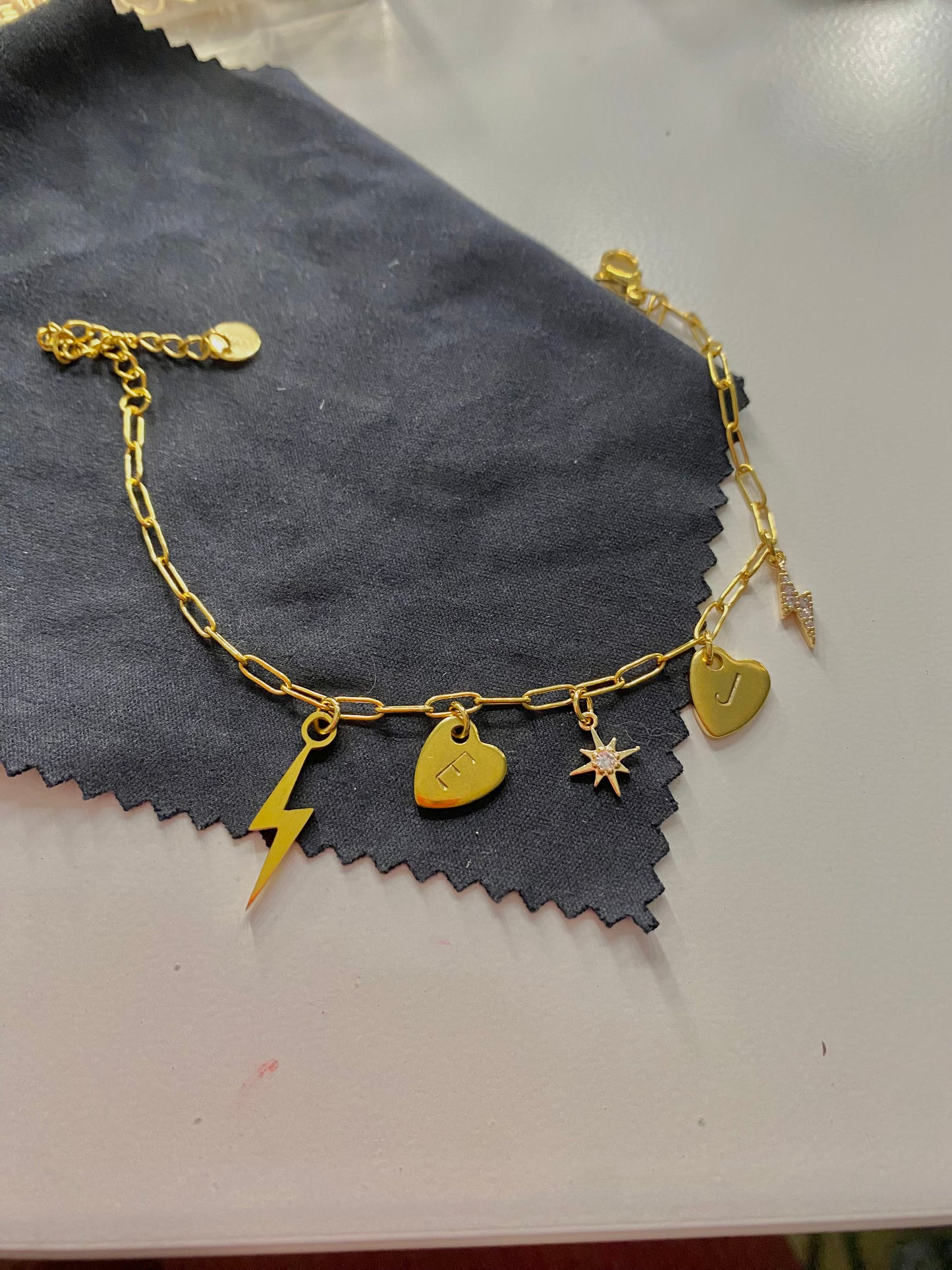 charm cœur gravé doré