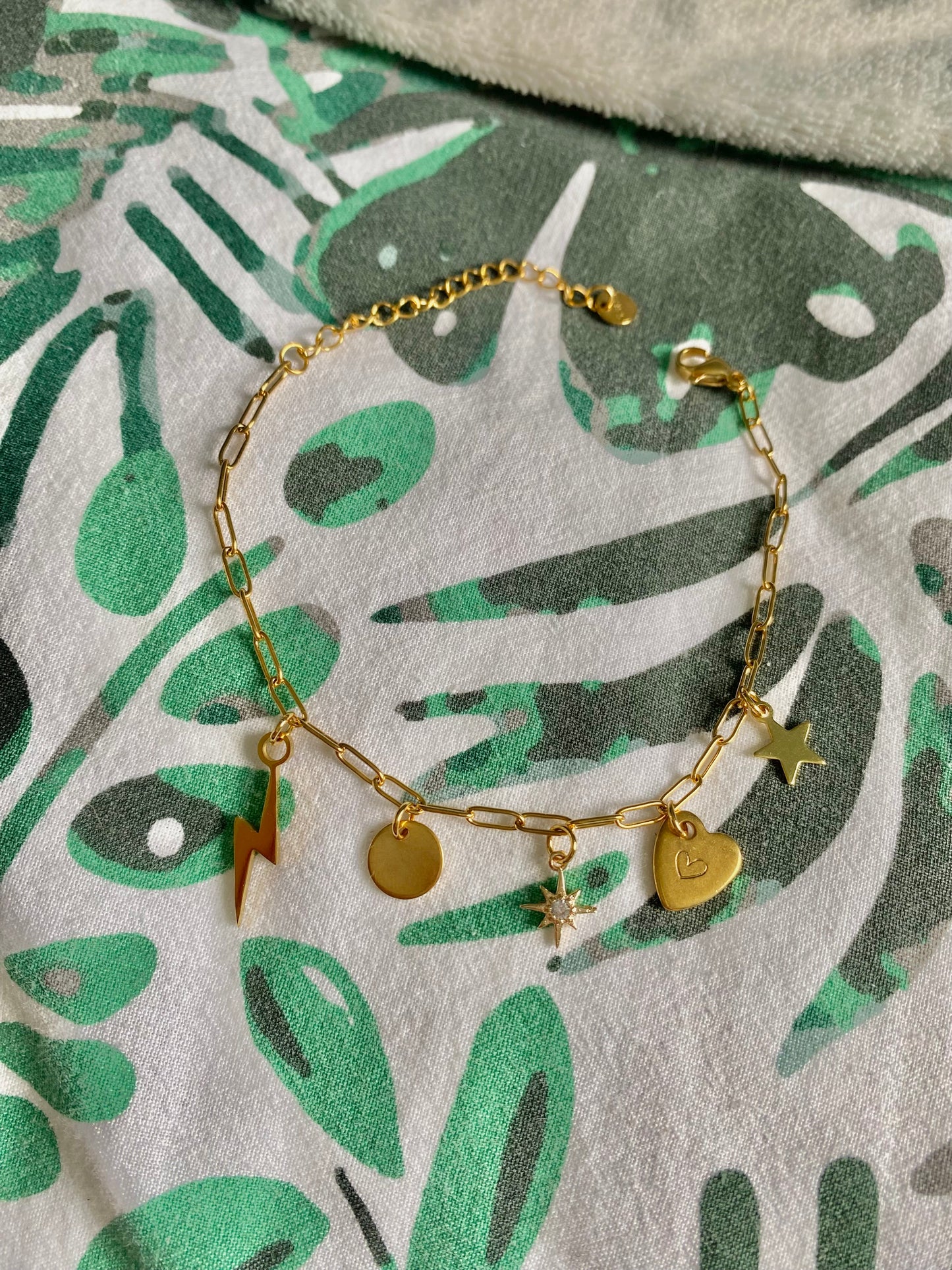 charm cœur gravé doré