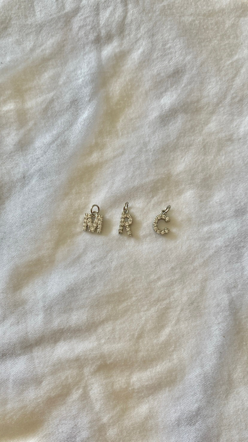 charm argenté lettre strass