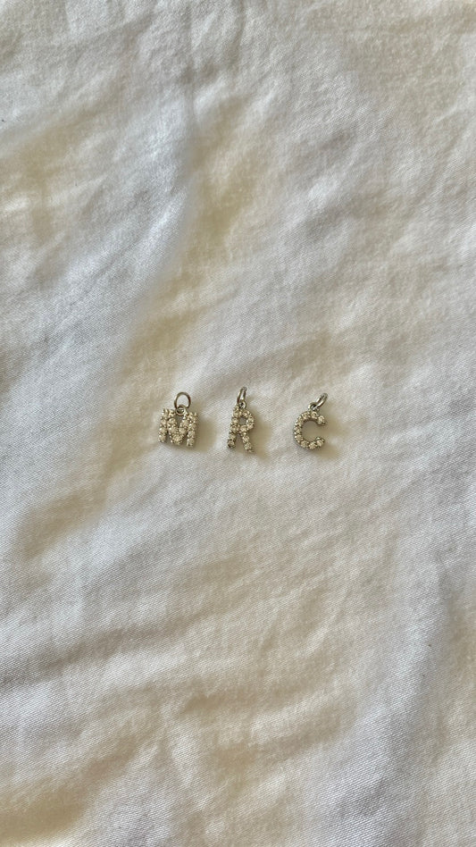 charm argenté lettre strass