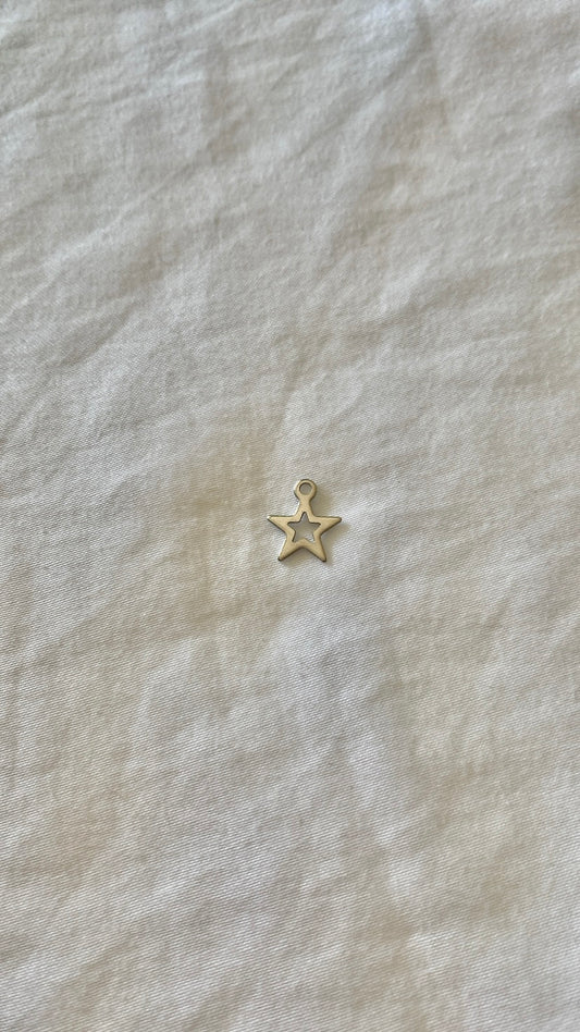 charm étoile perforée argenté