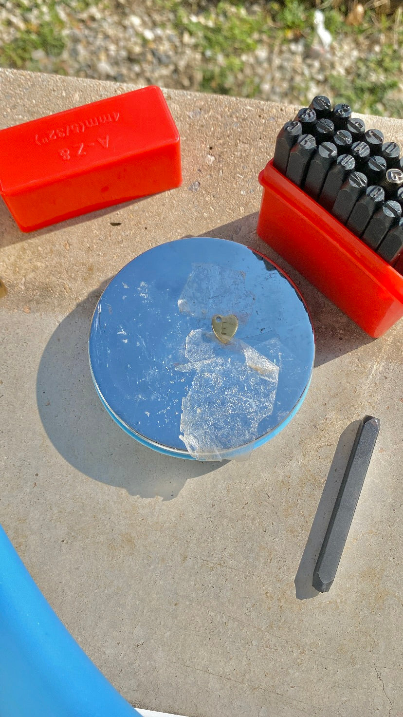 charm cœur gravé doré