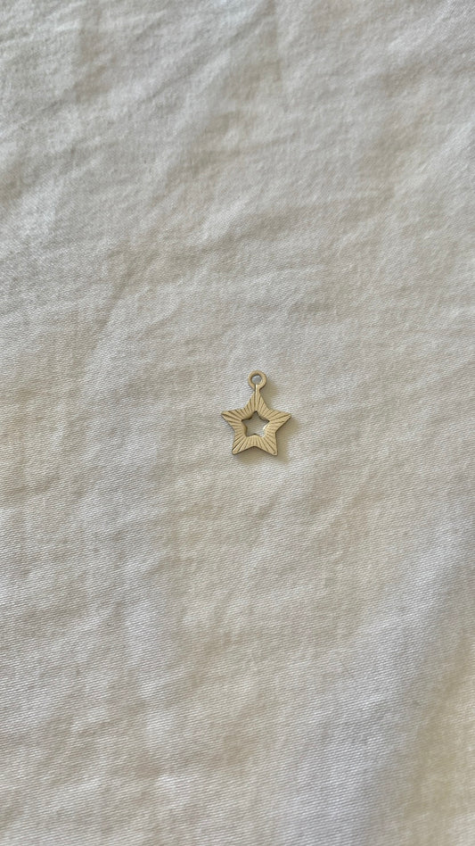 charm étoile striée argenté
