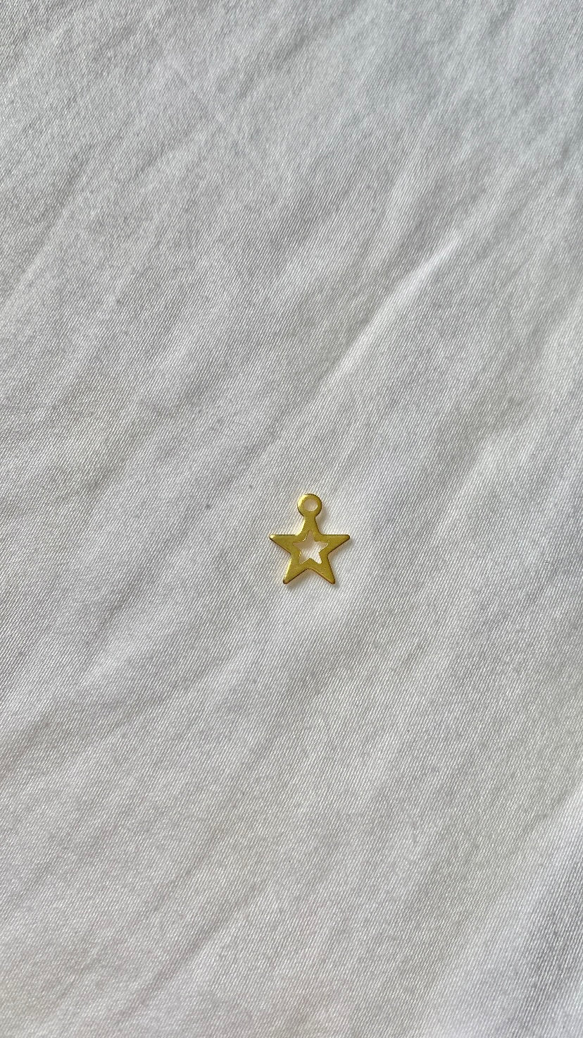charm étoile perforée
